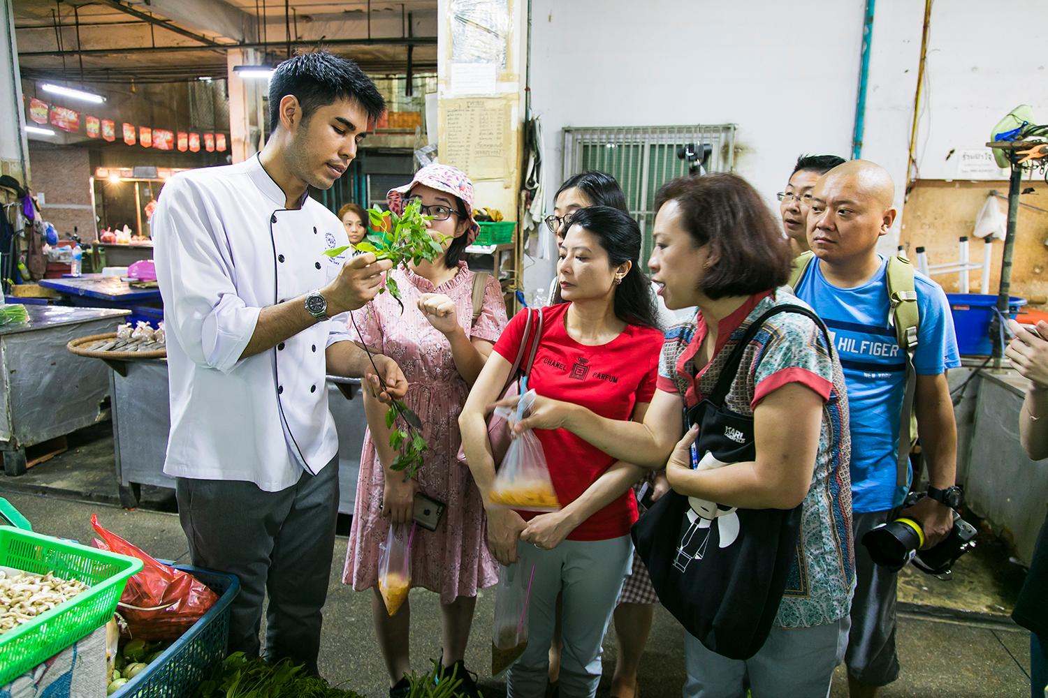 曼谷厨房的魔法工具：揭秘泰国美食背后的秘密